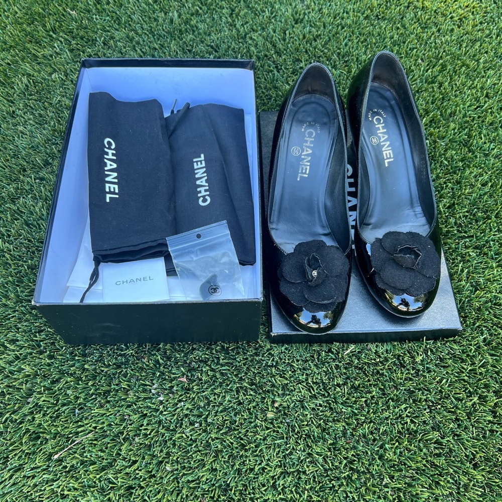 CHANEL Black Heels Elegant Design

Small damage on right heel - Picture 3 of 6